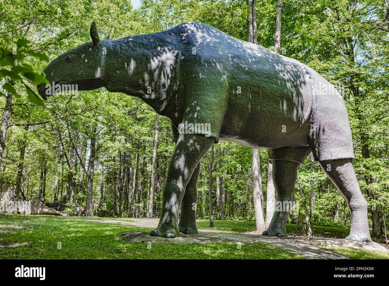 Prehistoric World in Eastern Ontario, Canada, è un'attrazione all'aperto di oltre 50 ettari, caratterizzata da modelli realistici e scientificamente accurati. Foto Stock