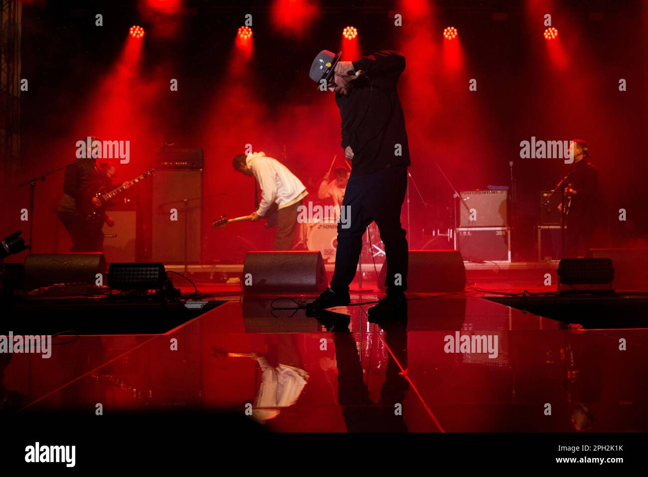 Berlino, Germania. 25th Mar, 2023. La band berlinese Beatsteaks suona al concerto "Berlin Climate Aid" alla porta di Brandeburgo. Il rally promuove il referendum Berlino 2030 clima neutro. Credit: Christophe Gateau/dpa/Alamy Live News Foto Stock