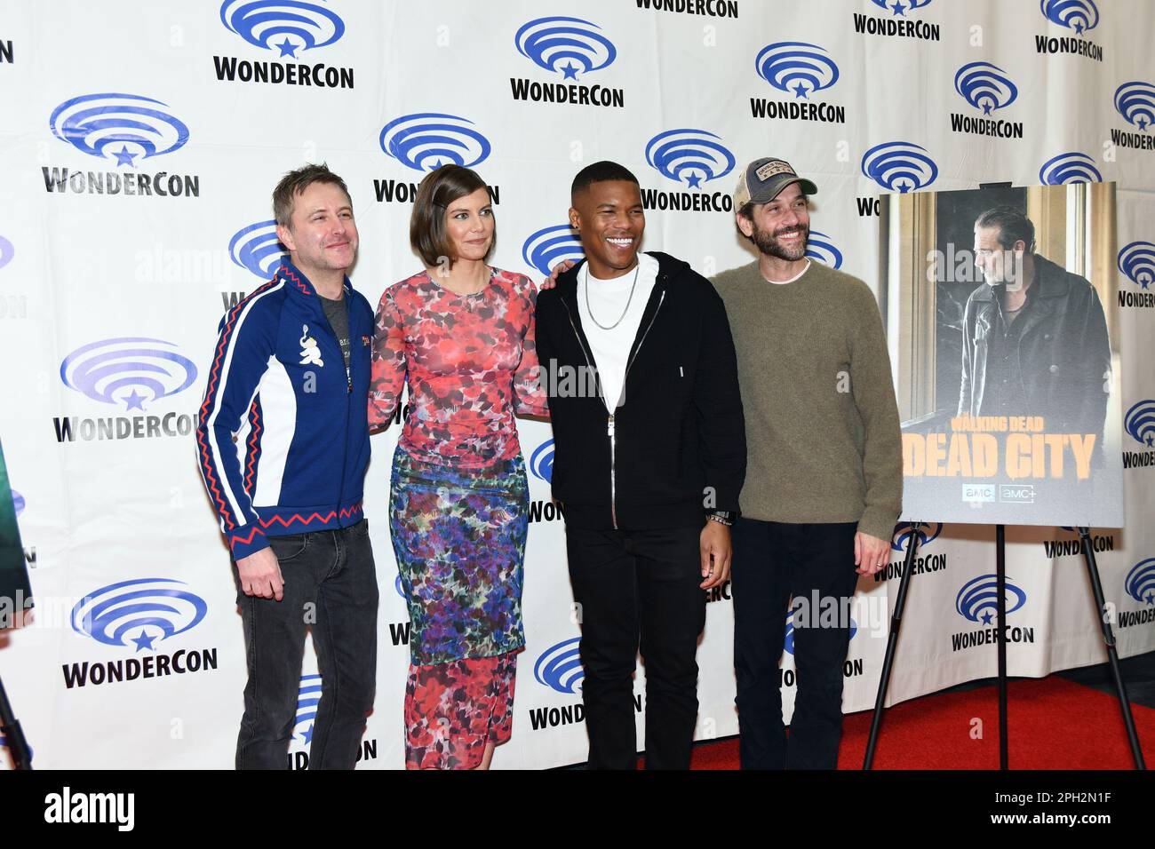 Chris Hardwick, Lauren Cohan, Gauis Charles ed Eli Jorne arrivano alla foto Walking Dead: Dead City al WonderCon Day 2 2023 Foto Stock