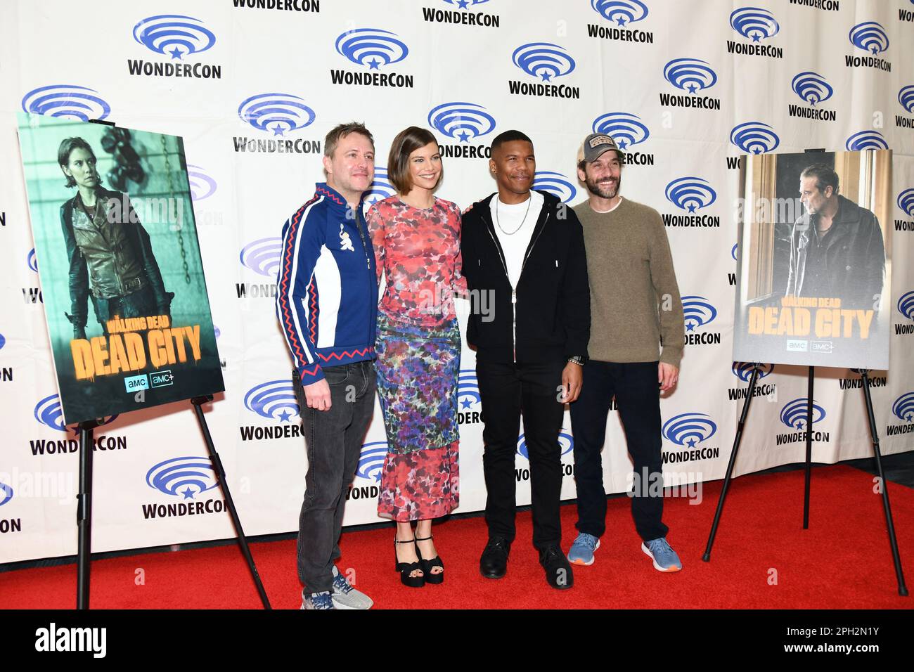 Chris Hardwick, Lauren Cohan, Gauis Charles ed Eli Jorne arrivano alla foto Walking Dead: Dead City al WonderCon Day 2 2023 Foto Stock