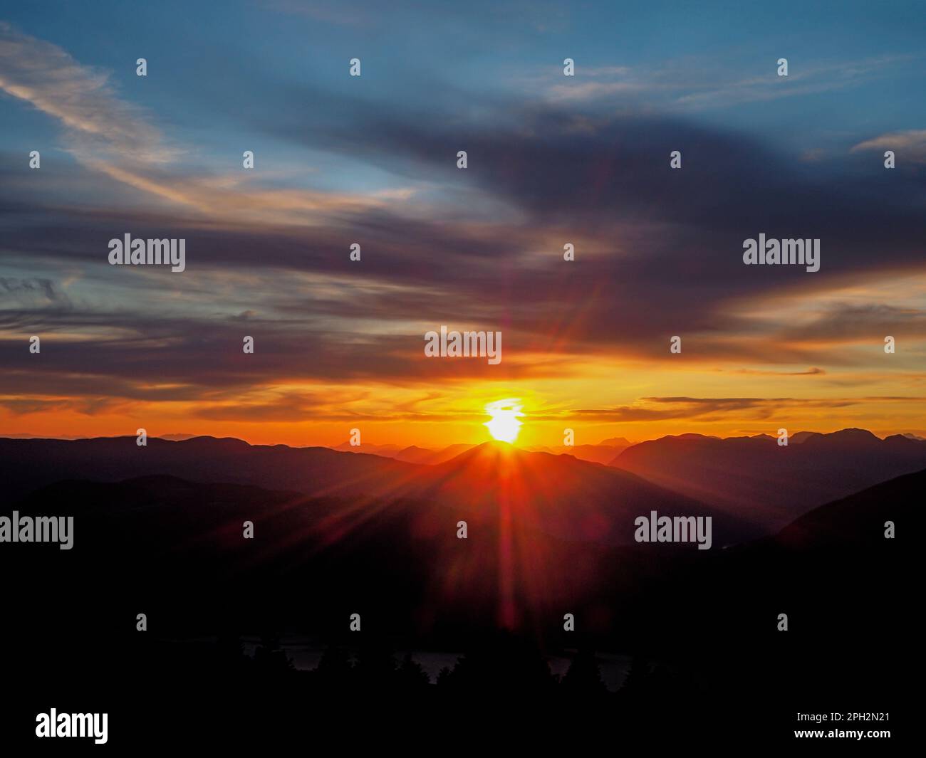 BC00706-00...BRITISH COLUMBIA - Vista sul Lago Powell al tramonto dalla cima del Monte Tin Hat, parte del Sunshine Coast Trail. Foto Stock