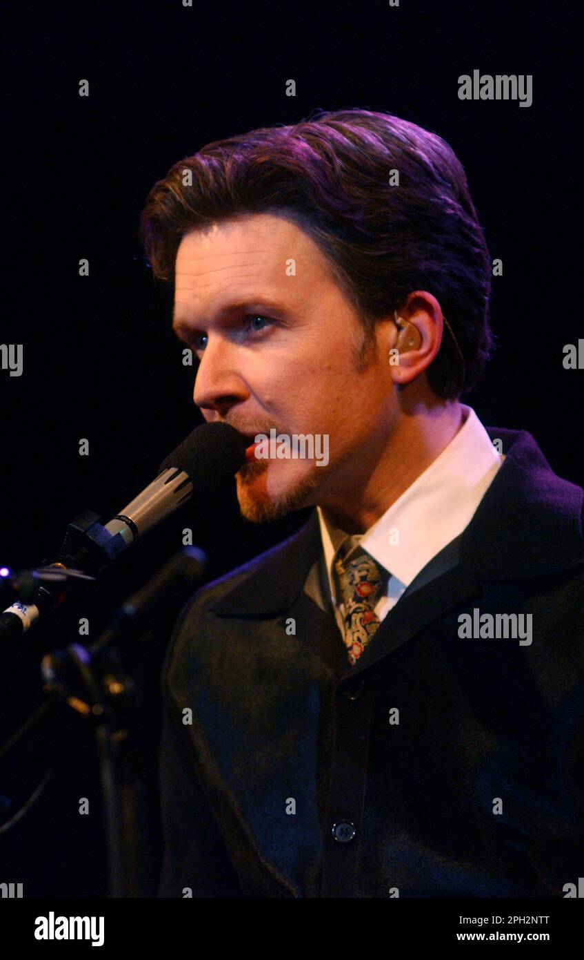 Milano Italia 01/10/2001 : David Sylvian durante il concerto dal vivo al Teatro Smeraldo Foto Stock