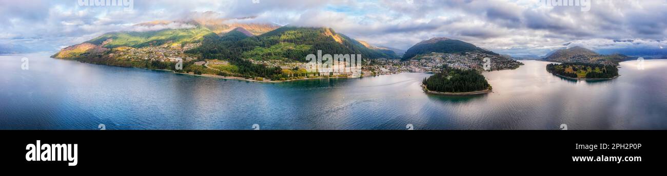 Lungomare panoramico di Queenstown sul lago Wakatipu in Nuova Zelanda - popolare meta turistica per i turisti. Foto Stock