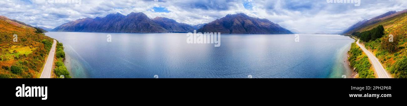 Lago panoramico Wakatipu in Nuova Zelanda vicino Queenstown - ampio panorama aereo fuori dall'autostrada 6. Foto Stock