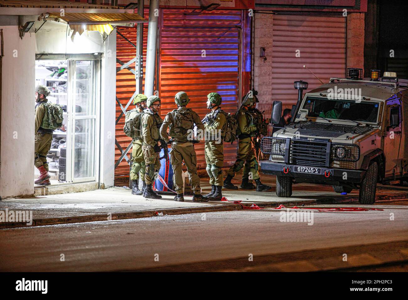 Nablus, Palestina. 25th Mar, 2023. Soldati israeliani alla ricerca di negozi vicino al sito di un attacco di tiro contro due soldati israeliani nella città di Hawara, a sud di Nablus, in Cisgiordania. Un palestinese ha sferrato un attacco a fuoco su un punto militare e ha sparato due soldati israeliani nel mezzo del mercato nella città di Hawara. (Foto di Nasser Ishtayeh/SOPA Images/Sipa USA) Credit: Sipa USA/Alamy Live News Foto Stock