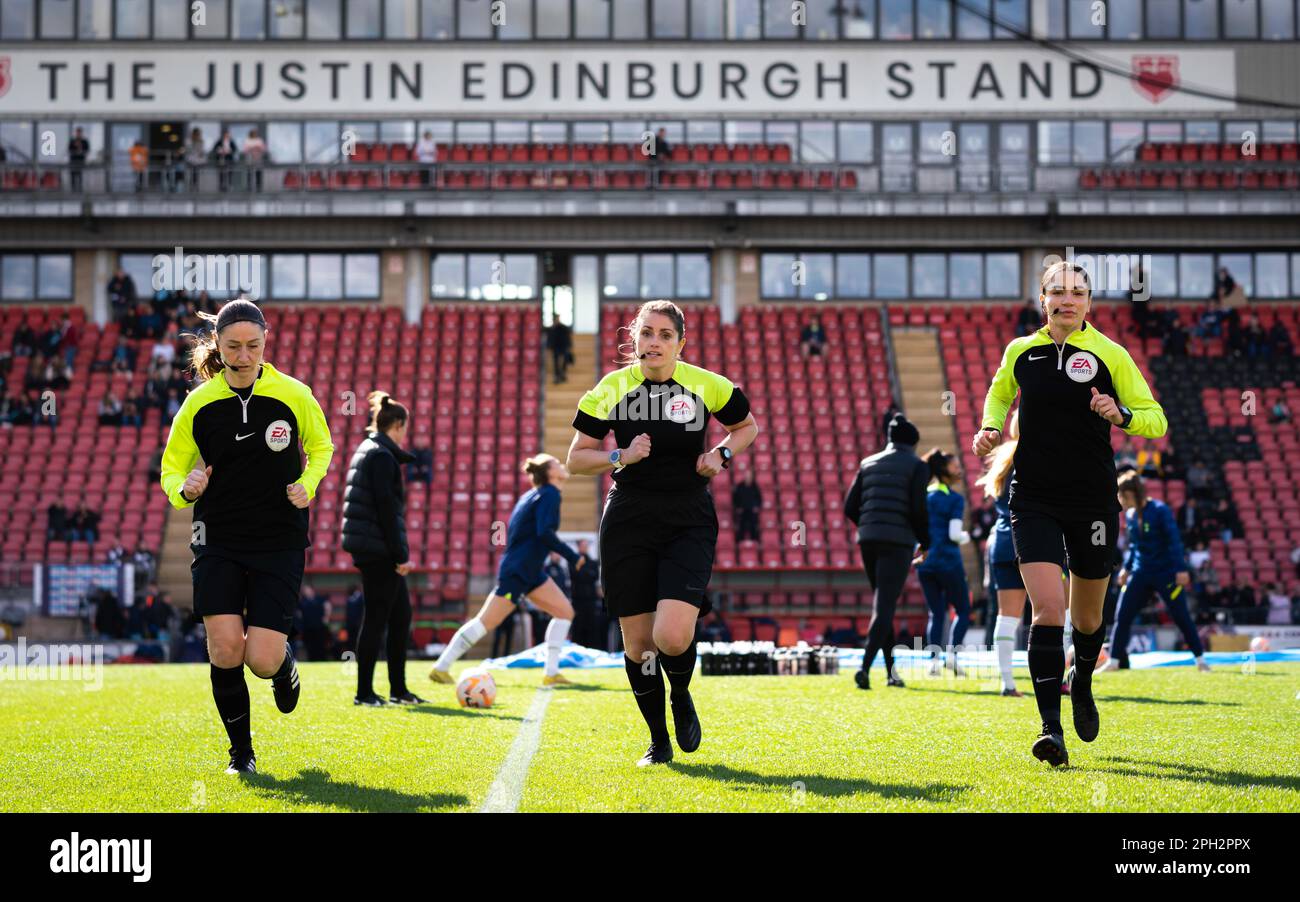 Londra, Regno Unito. 25th Mar, 2023. Londra, Inghilterra, marzo 25th 2023 arbitro femminile durante la partita di Super League femminile tra Tottenham Hotspur e Arsenal al Brisbane Road Stadium, Inghilterra. (Daniela Torres/SPP) Credit: SPP Sport Press Photo. /Alamy Live News Foto Stock