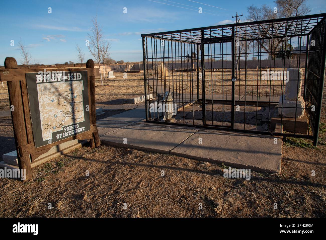 Tomba del fuorilegge americano Billy the Kid racchiuso in una gabbia d'acciaio, a Deming, New Mexico, Stati Uniti. Foto Stock