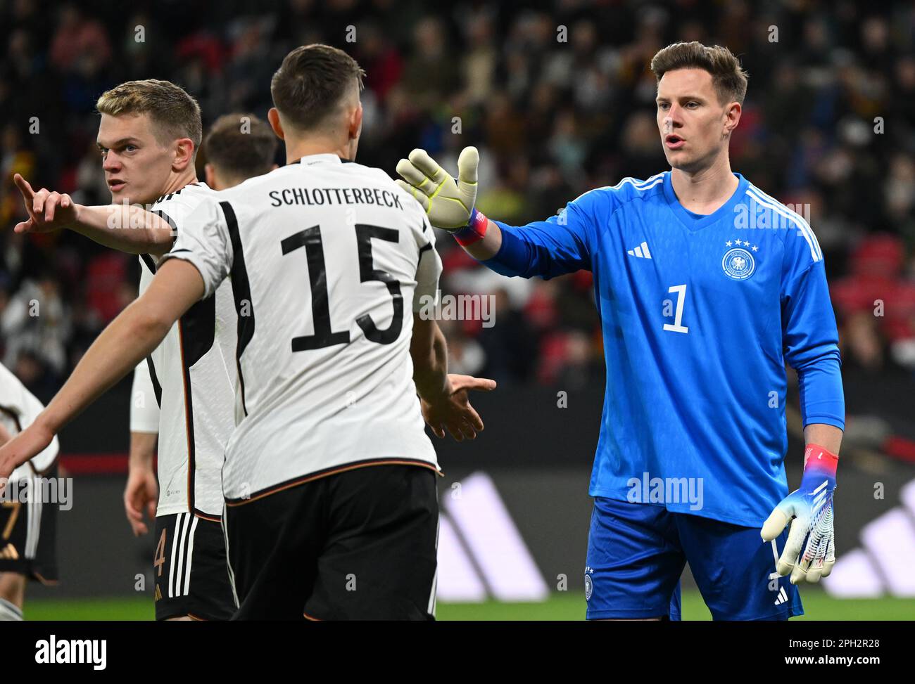 Magonza, Germania. 25th Mar, 2023. Calcio: Internazionale, Germania - Perù, Mewa Arena. Il portiere tedesco Marc-André ter Stegen (l) è in piedi con Matthias Ginter (l) e Nico Schlotterbeck. Credit: Arne Dedert/dpa/Alamy Live News Foto Stock