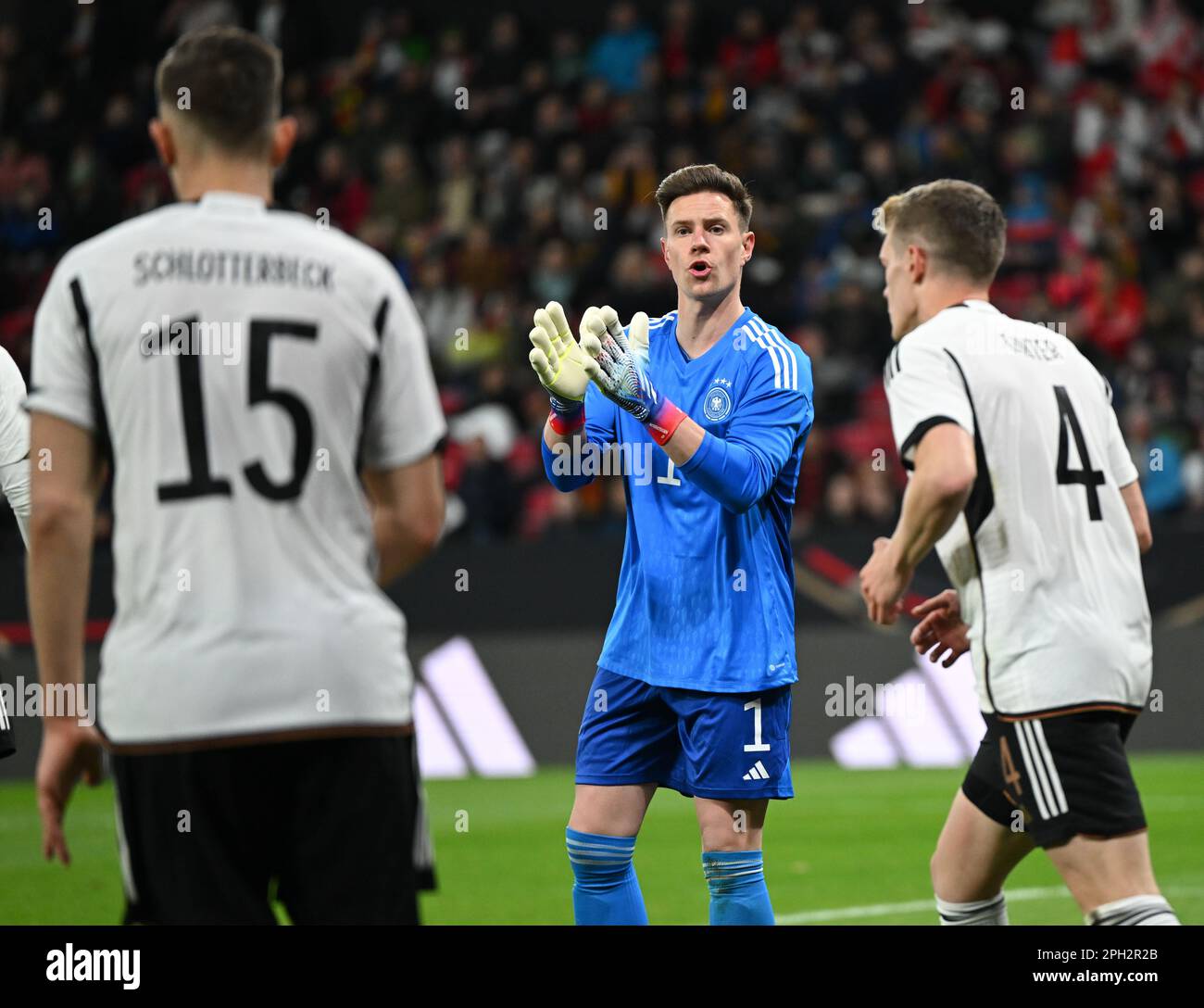 Magonza, Germania. 25th Mar, 2023. Calcio: Internazionale, Germania - Perù, Mewa Arena. Il portiere tedesco Marc-André ter Stegen (al centro) applaude una mossa di Matthias Ginter (a sinistra) e Nico Schlotterbeck. Credit: Arne Dedert/dpa/Alamy Live News Foto Stock
