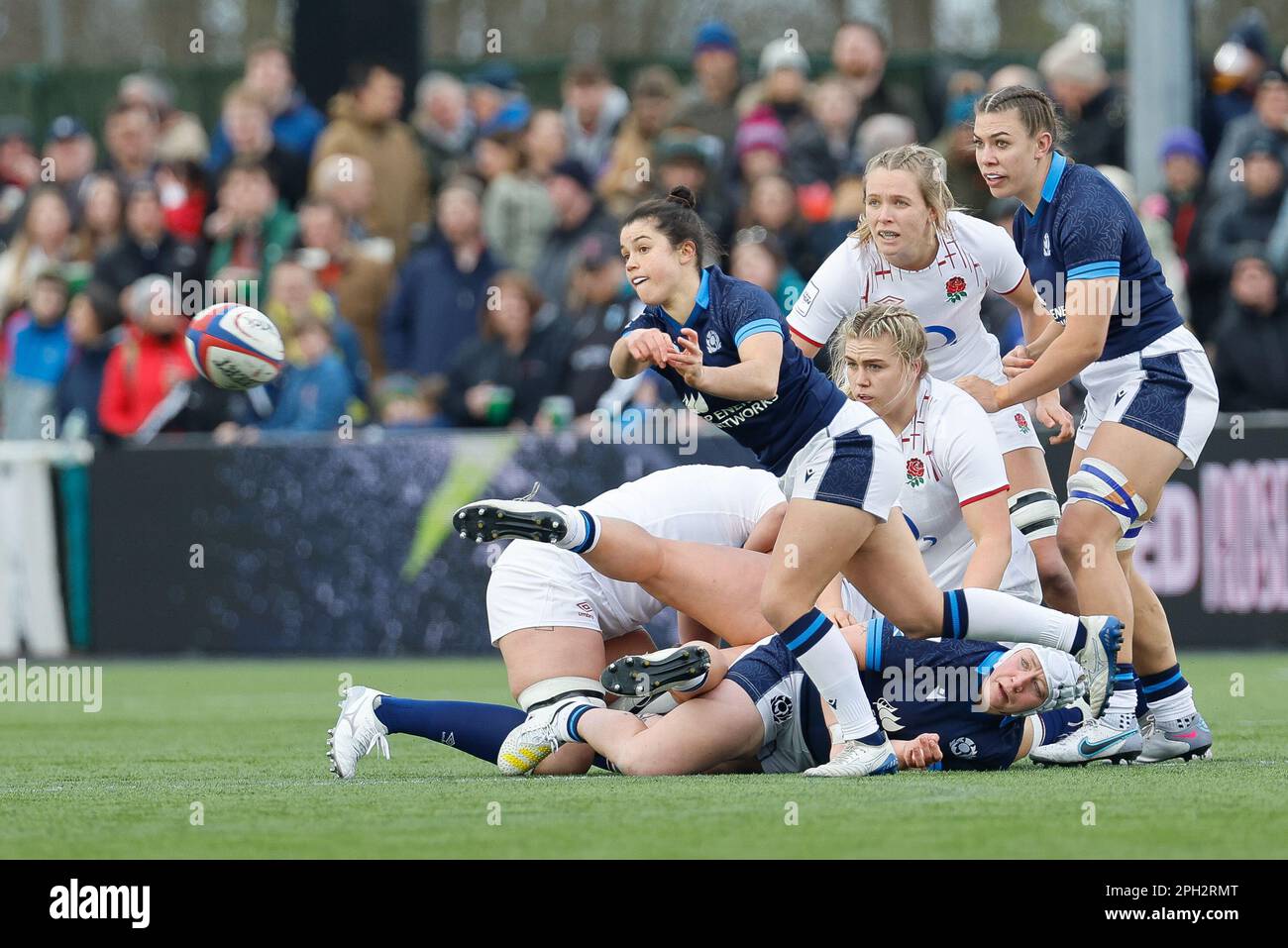 Newcastle il Sabato 25th marzo 2023. Caity Mattinson of Scotland passa durante la partita delle sei nazioni delle donne del Tik Tok tra le donne inglesi e le donne scozzesi a Kingston Park, Newcastle, sabato 25th marzo 2023. (Foto: Chris Lishman | NOTIZIE MI) Credit: NOTIZIE MI & Sport /Alamy Live News Foto Stock