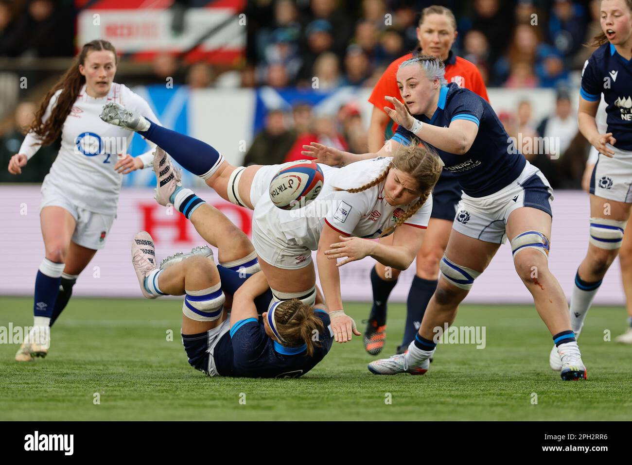 Newcastle il Sabato 25th marzo 2023. Poppy Cleall of England si scarica nel Tackle durante il Tik Tok Women's Six Nations Match tra le donne inglesi e le donne scozzesi a Kingston Park, Newcastle, sabato 25th marzo 2023. (Foto: Chris Lishman | NOTIZIE MI) Credit: NOTIZIE MI & Sport /Alamy Live News Foto Stock