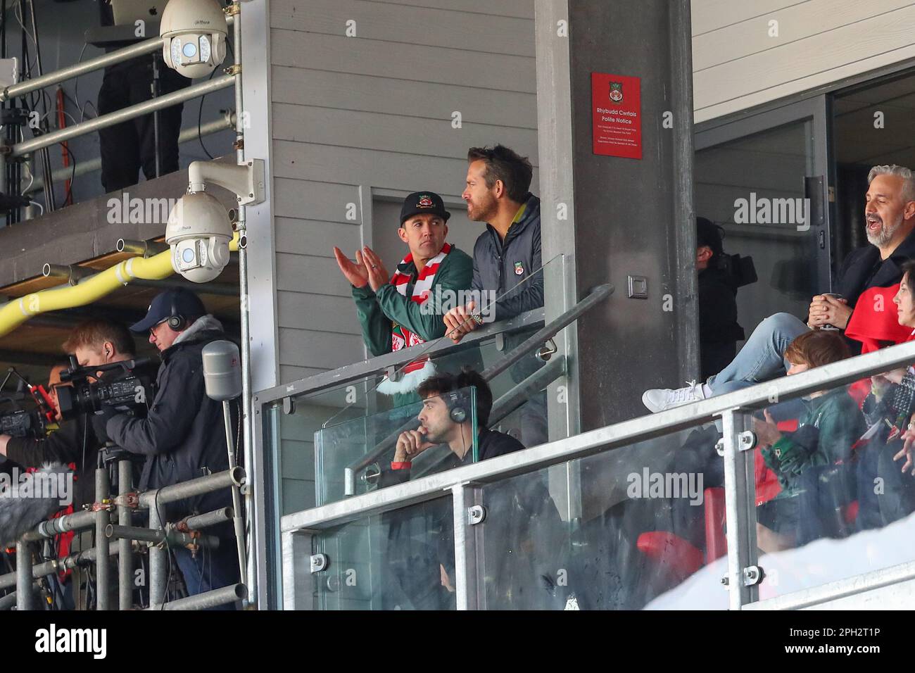 Rob McElhenney, coproprietario di Wrexham, applaude la sua squadra come Ryan Reynolds co