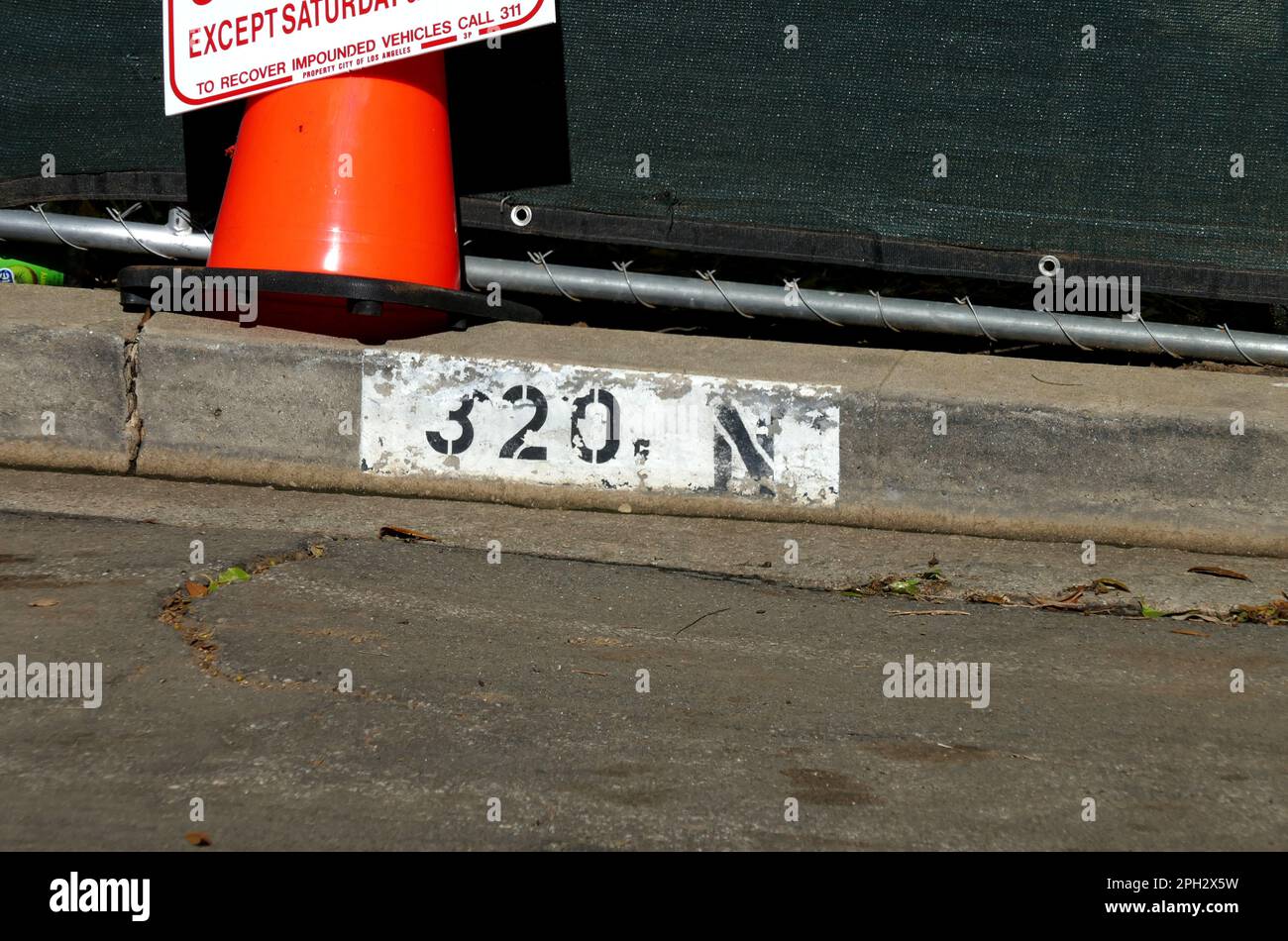 Los Angeles, California, USA 24th Marzo 2023 l'ex casa di Sanford Sigoloff al 120 N. Cliffwood Avenue il 24 Marzo 2023 a Los Angeles, California, USA. Foto di Barry King/Alamy Stock Photo Foto Stock