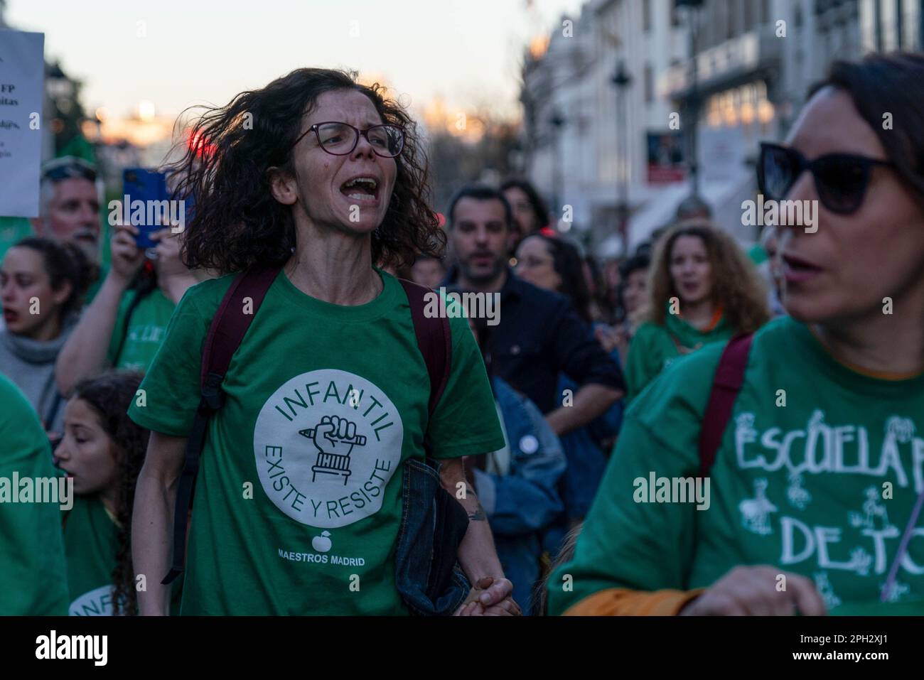 Madrid, Spagna. 25th Mar, 2023. Una donna grida slogan durante la dimostrazione. Centinaia di persone hanno manifestato contro la privatizzazione dell'istruzione pubblica nel centro di Madrid. Manifesto in difesa dell'educazione pubblica: "No alla privatizzazione dell'educazione pubblica. 7% di finanziamento. Meno rapporti, più insegnanti e più luoghi pubblici". Credit: SOPA Images Limited/Alamy Live News Foto Stock