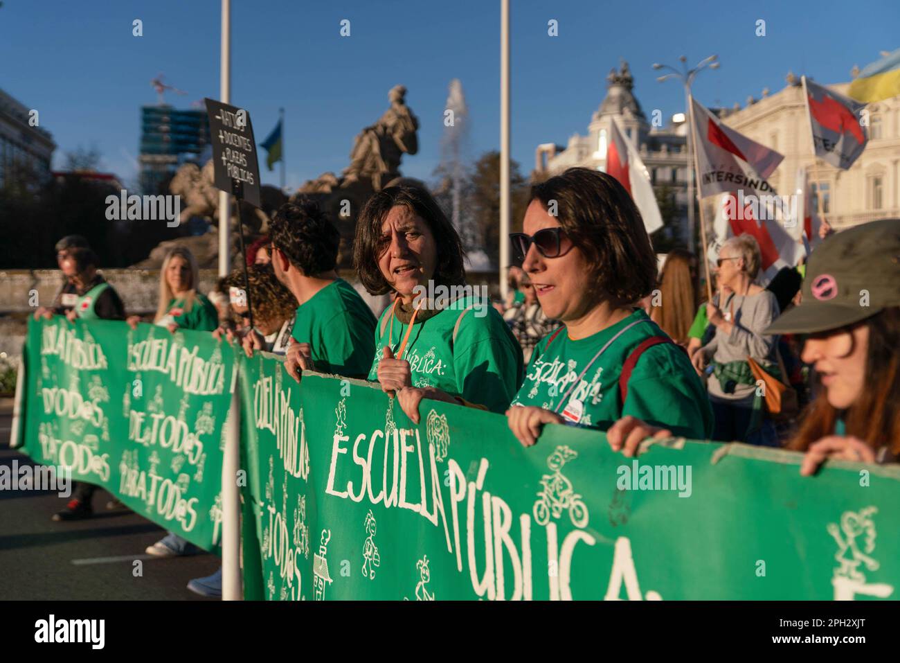 Madrid, Spagna. 25th Mar, 2023. I manifestanti tengono striscioni durante la dimostrazione. Centinaia di persone hanno manifestato contro la privatizzazione dell'istruzione pubblica nel centro di Madrid. Manifesto in difesa dell'educazione pubblica: "No alla privatizzazione dell'educazione pubblica. 7% di finanziamento. Meno rapporti, più insegnanti e più luoghi pubblici". Credit: SOPA Images Limited/Alamy Live News Foto Stock