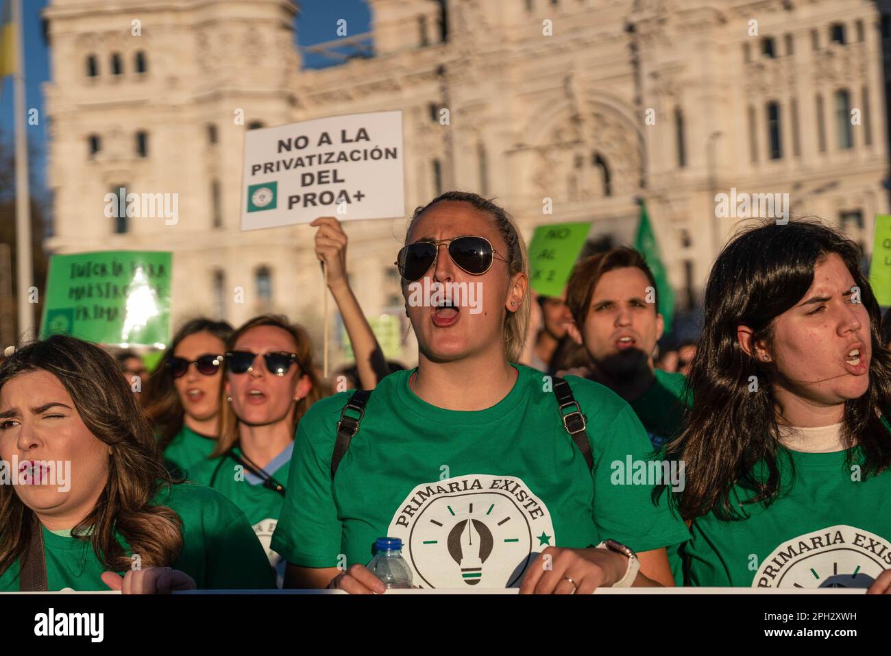 Madrid, Spagna. 25th Mar, 2023. Le donne urlano slogan durante la dimostrazione. Centinaia di persone hanno manifestato contro la privatizzazione dell'istruzione pubblica nel centro di Madrid. Manifesto in difesa dell'educazione pubblica: "No alla privatizzazione dell'educazione pubblica. 7% di finanziamento. Meno rapporti, più insegnanti e più luoghi pubblici". (Foto di Guillermo Gutierrez/SOPA Image/Sipa USA) Credit: Sipa USA/Alamy Live News Foto Stock