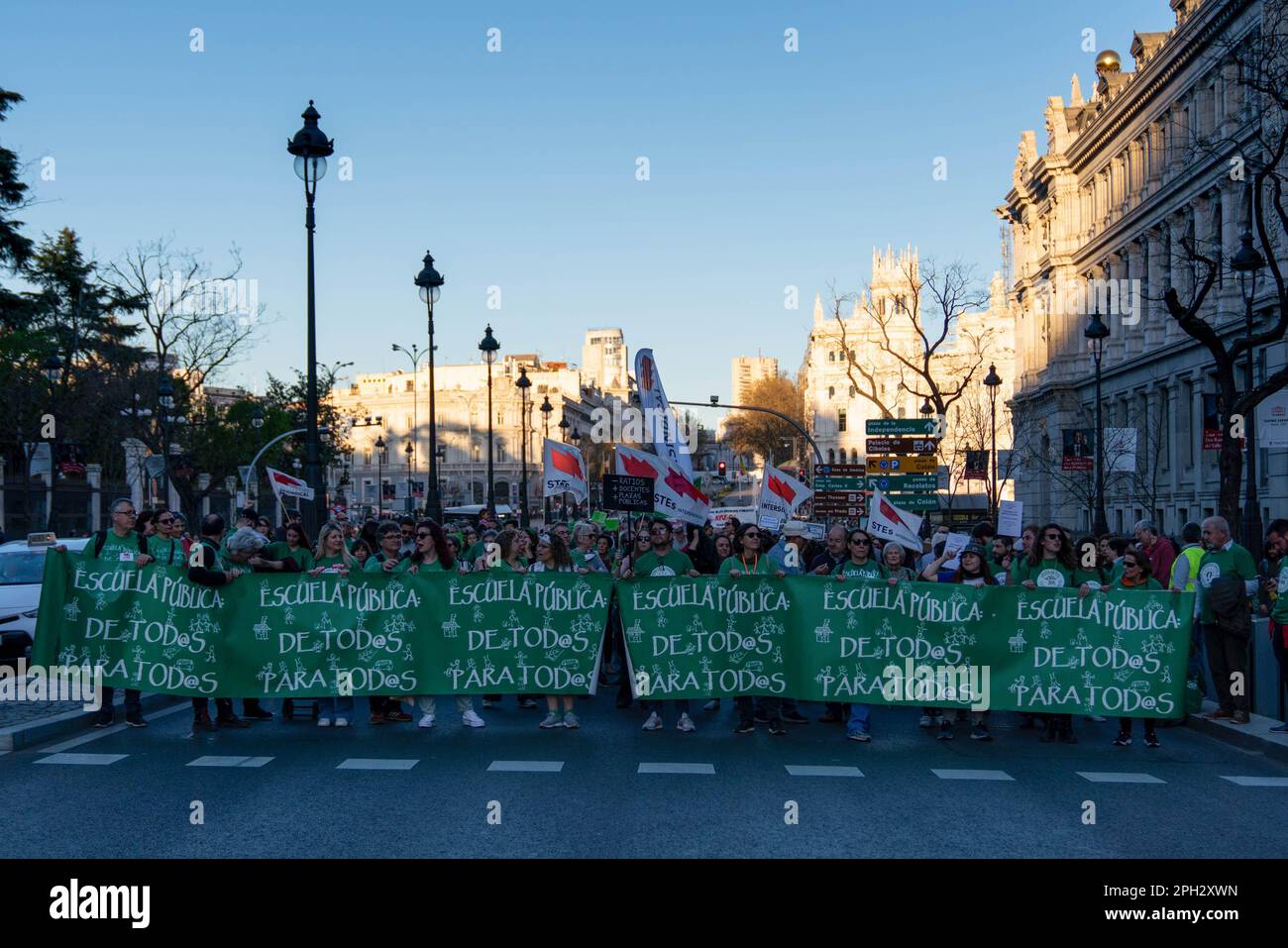 Madrid, Spagna. 25th Mar, 2023. I manifestanti tengono striscioni durante la dimostrazione. Centinaia di persone hanno manifestato contro la privatizzazione dell'istruzione pubblica nel centro di Madrid. Manifesto in difesa dell'educazione pubblica: "No alla privatizzazione dell'educazione pubblica. 7% di finanziamento. Meno rapporti, più insegnanti e più luoghi pubblici". (Foto di Guillermo Gutierrez/SOPA Image/Sipa USA) Credit: Sipa USA/Alamy Live News Foto Stock