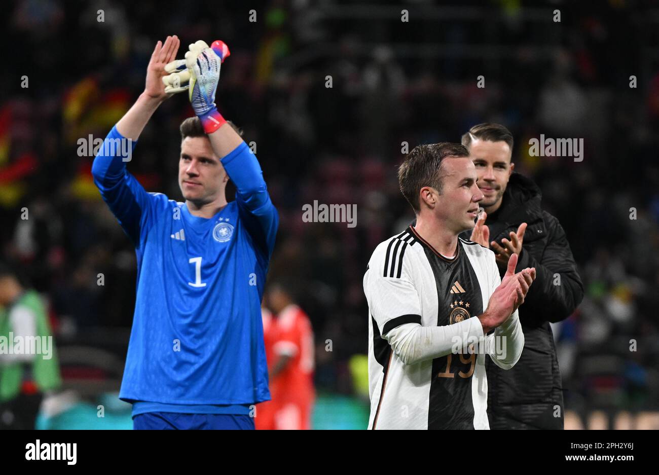 Magonza, Germania. 25th Mar, 2023. Calcio: Internazionale, Germania - Perù, Mewa Arena. Il portiere tedesco Marc-André ter Stegen (l-r), Mario Götze e Christian Günther applaudono i tifosi dopo la partita. Credit: Arne Dedert/dpa/Alamy Live News Foto Stock