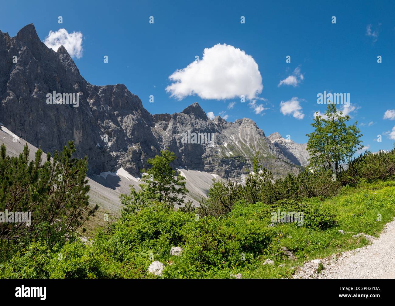 Le pareti nord dei monti Karwendel - Bockkarspitzhe, Nordliche Sonnenspitze da Falkenhutte chalet. Foto Stock