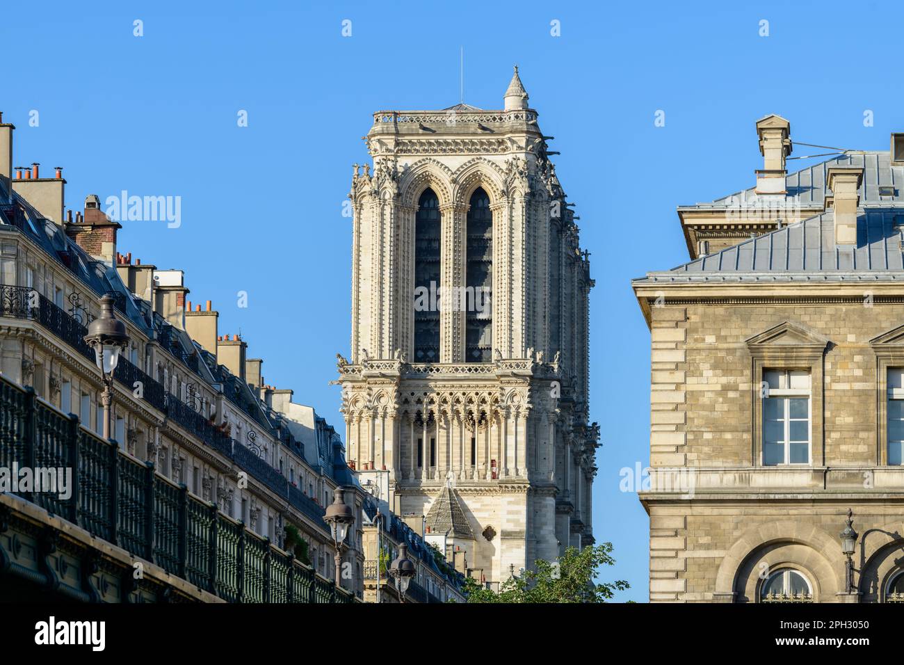 Questa foto di paesaggio è stata scattata, in Europa, in Francia, nell'ile de France, a Parigi, sulle rive della Senna, in estate. Vediamo il Pont d'Arcole e la t Foto Stock