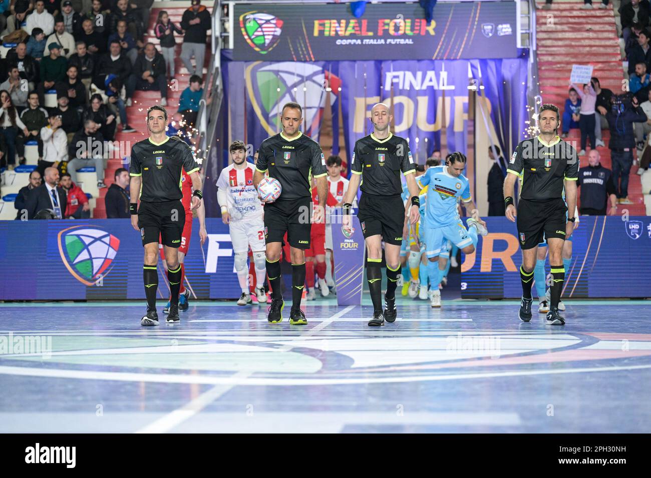 Napoli, Italia. 25th Mar, 2023. Gli arbitri prima partita durante la Semifinale della Coppa Italia Futsal match tra Feldi Eboli vs Real San Giuseppe il 25 marzo 2023 al Palavesuvio di Napoli Credit: Independent Photo Agency/Alamy Live News Foto Stock