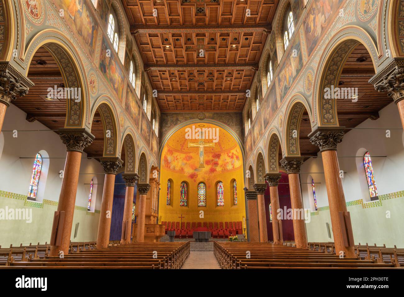 BERNA, SVIZZERA - JUNY 27, 2022: La navata della chiesa Dreifaltigkeitskirche. Foto Stock