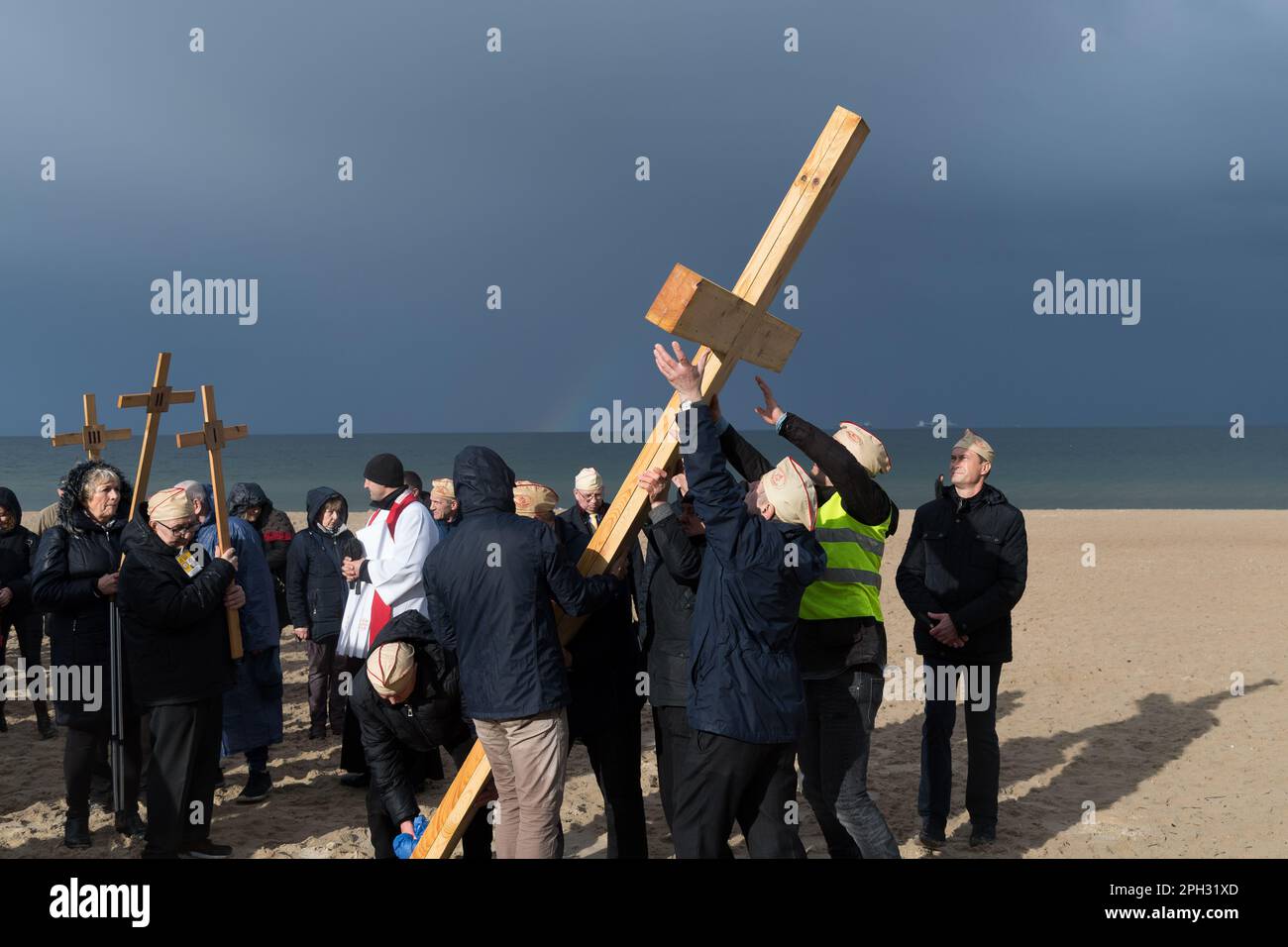 Danzica, Polonia. 25 marzo 2023. Stazioni della Croce sulla spiaggia del Mar Baltico © Wojciech Strozyk / Alamy Live News Foto Stock