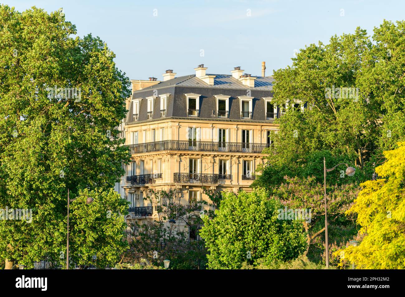 Questa foto di paesaggio è stata scattata, in Europa, in Francia, nell'ile de France, a Parigi, in estate. Vediamo un edificio Haussmann, sotto il sole. Foto Stock