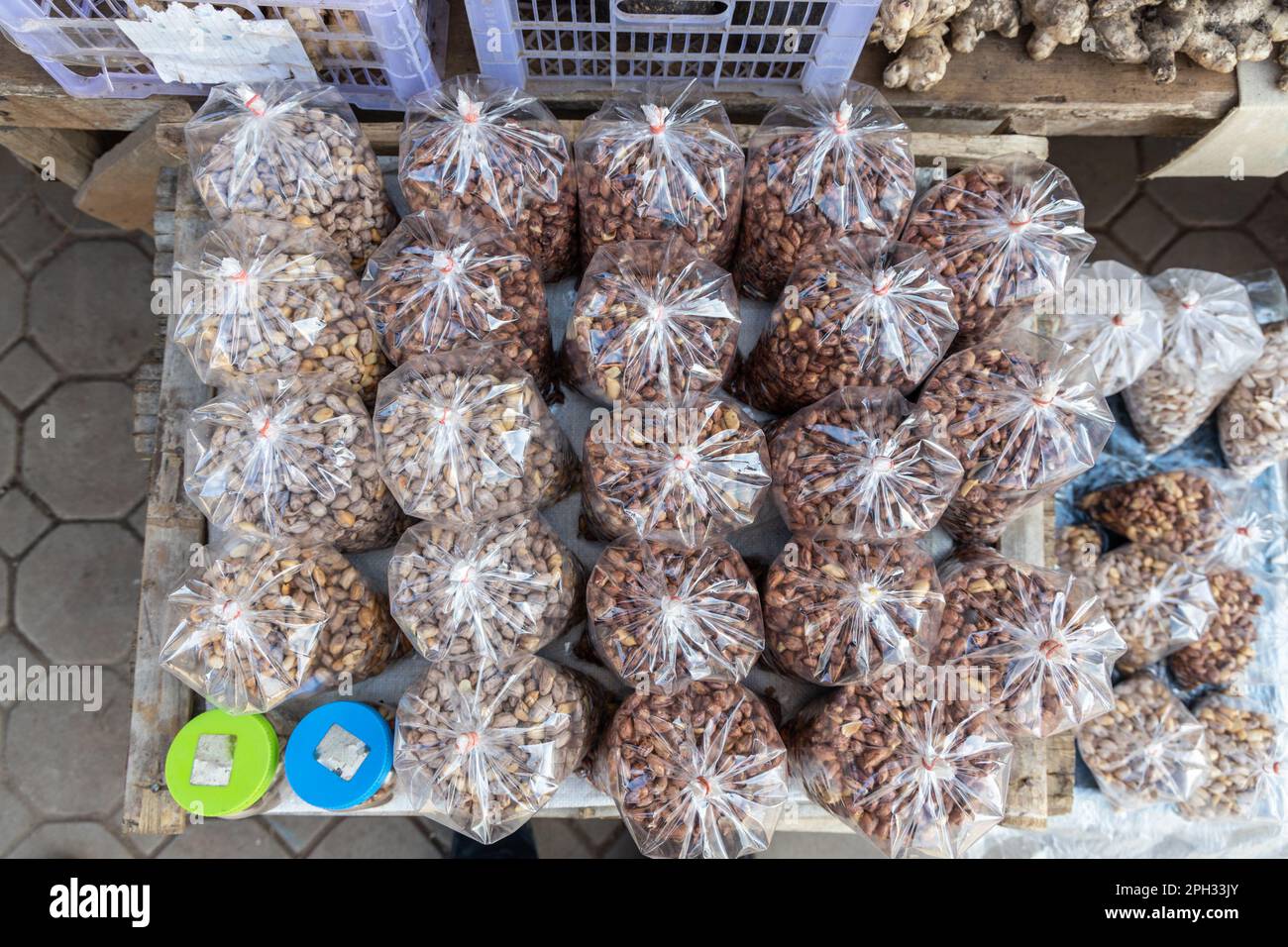 Le arachidi coltivate localmente sono vendute in bancarelle dal locale Thai lungo la strada Mae Hong Son e Pai Route, Thailandia del Nord Foto Stock