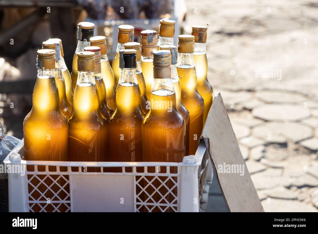 Miele puro coltivato localmente venduto in bancarelle lungo la strada Mae Hong Son e Pai nel nord della Thailandia Foto Stock