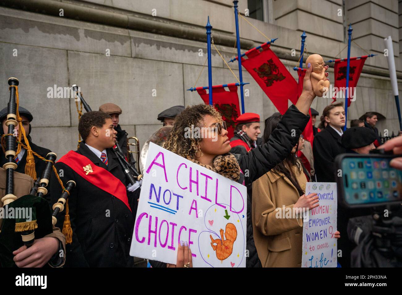 New York, Stati Uniti. 25th Mar, 2023. Gli attivisti anti-aborto si riuniscono per l'International Gift of Life Walk, una marcia per protestare contro l'aborto, e si trovano di fronte a controdimostranti organizzati dal gruppo di difesa dei diritti all'aborto NYC for Abortal Rights a New York, NY il 25 marzo 2023. (Foto di Matthew Rodier/Sipa USA) Credit: Sipa USA/Alamy Live News Foto Stock