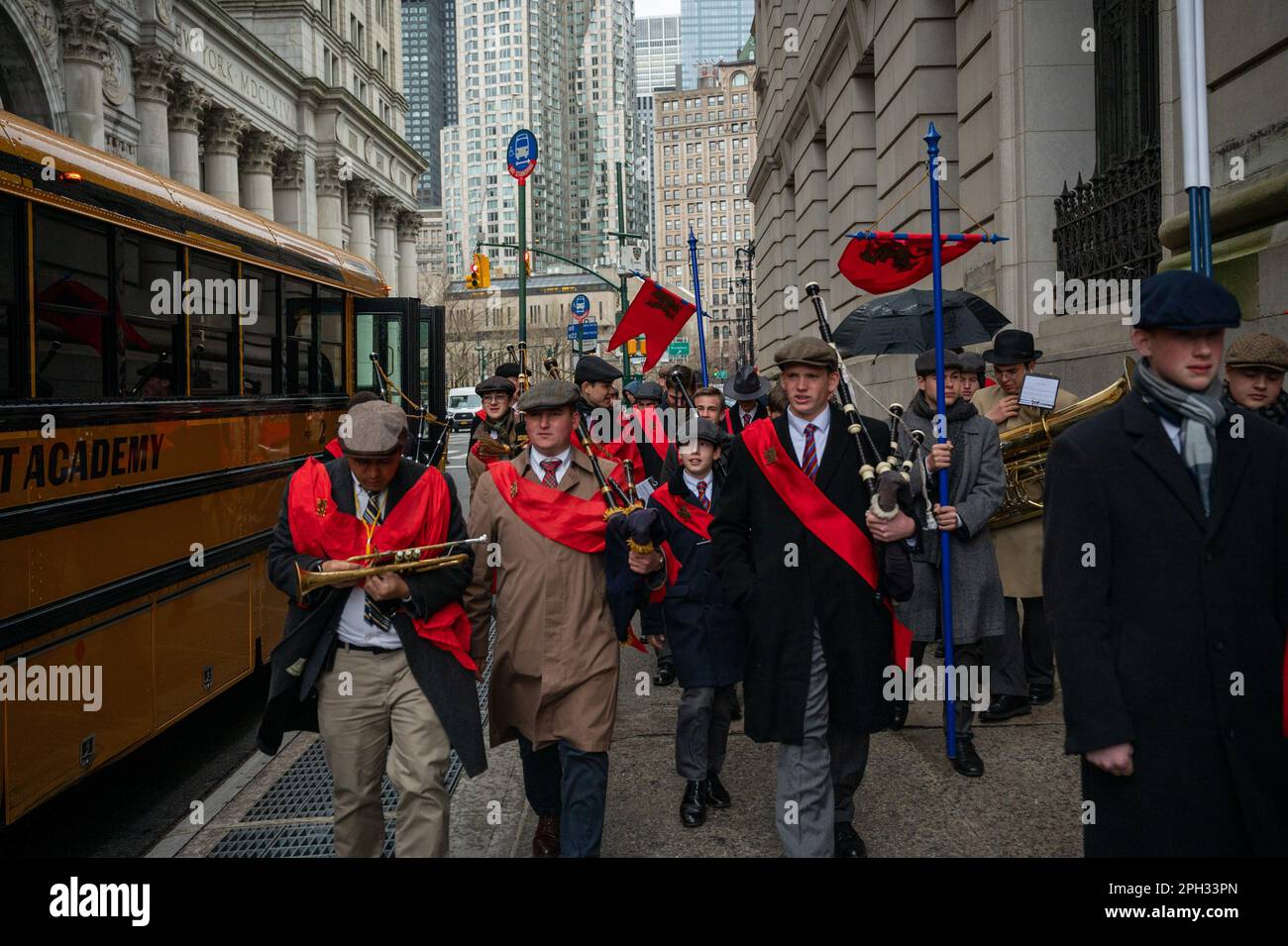 New York, Stati Uniti. 25th Mar, 2023. Gli attivisti anti-aborto si riuniscono per l'International Gift of Life Walk, una marcia per protestare contro l'aborto, e si trovano di fronte a controdimostranti organizzati dal gruppo di difesa dei diritti all'aborto NYC for Abortal Rights a New York, NY il 25 marzo 2023. (Foto di Matthew Rodier/Sipa USA) Credit: Sipa USA/Alamy Live News Foto Stock