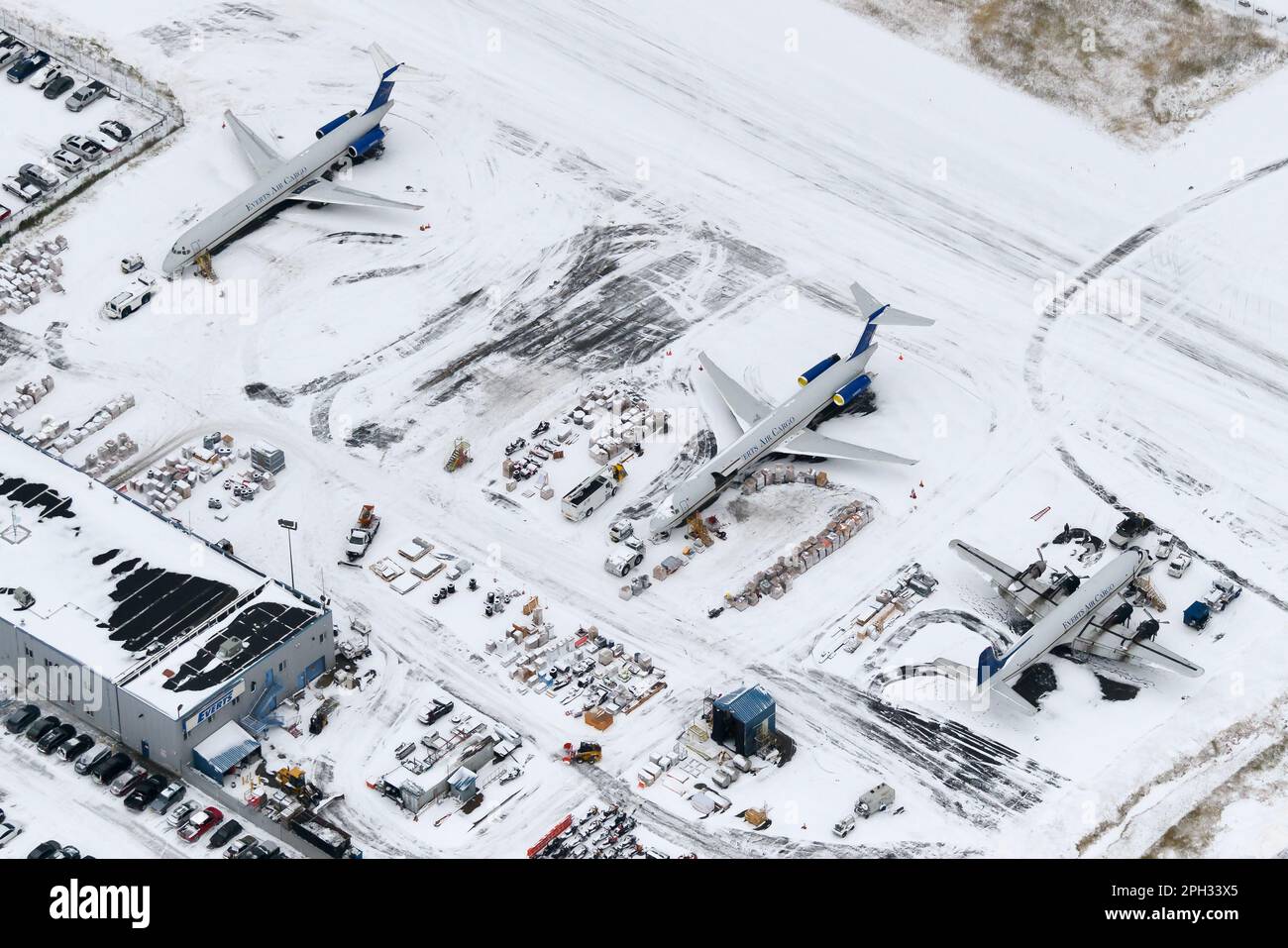 Everts Air Cargo hub in Anchorage Airport. Aeroplani MD-83 e DC-6 di Everts Air Cargo, una compagnia aerea da cargo con aerei classici in Alaska d'inverno. Foto Stock