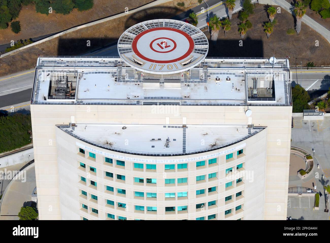 Corte superiore della contea di Los Angeles in California. Edificio del tribunale dell'aeroporto con eliporto. Registro e registratore della contea di LOS ANGELES, Stati Uniti (USA). Foto Stock