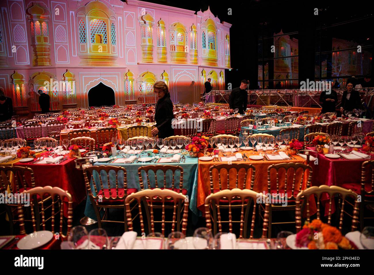 Un server prepara una sala da ballo per il 'Bal de la Rose' (Rose Ball), a Monaco, 25 marzo 2023. Daniel Cole/Pool tramite REUTERS Foto Stock