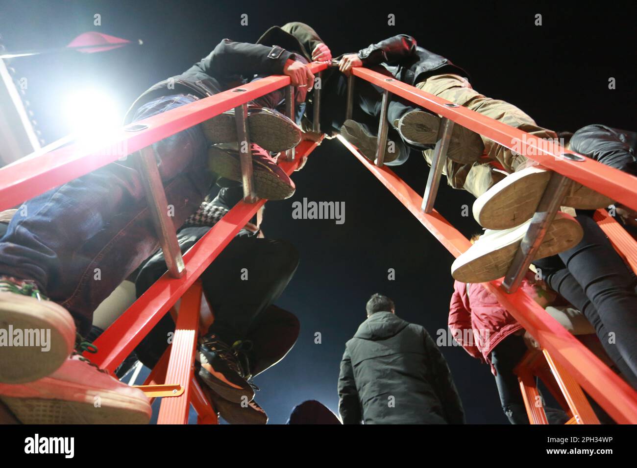 QIANDONGNAN, CINA - 25 MARZO 2023 - i fotografi scattano foto delle finali del primo torneo di basket 'Beautiful Village' a Taitan Village Foto Stock