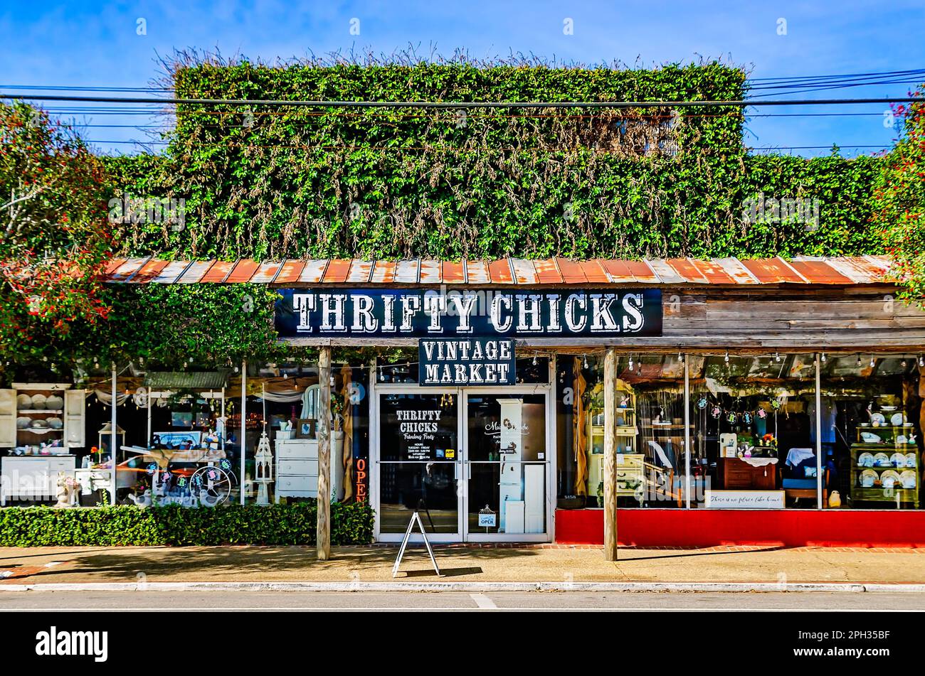 Il mercato vintage di Thrifty Chicks è illustrato, 20 marzo 2023, a Lucedale, Mississippi. Il negozio, situato su Main Street, vende oggetti d'epoca. Foto Stock