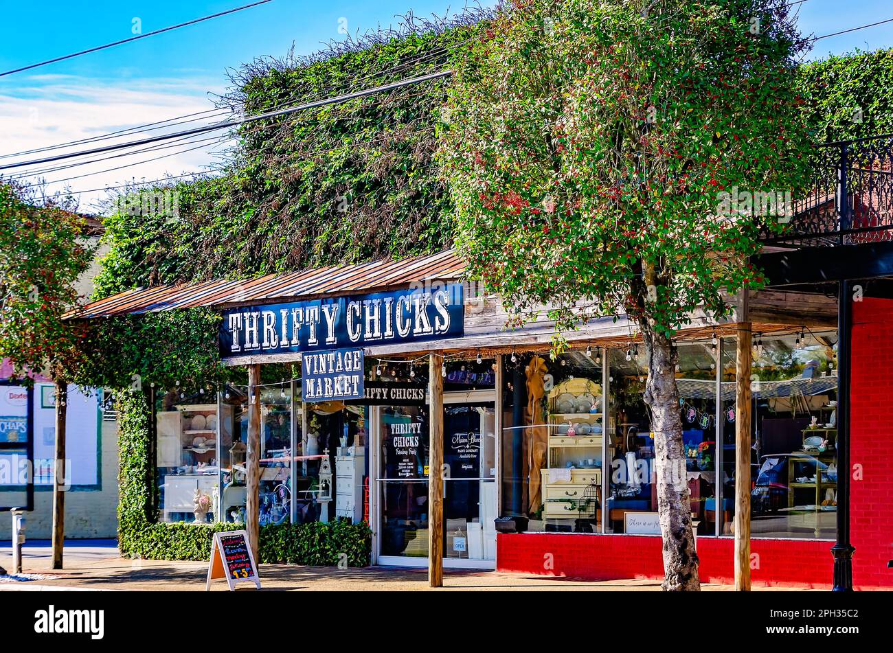 Il mercato vintage di Thrifty Chicks è illustrato, 20 marzo 2023, a Lucedale, Mississippi. Il negozio, situato su Main Street, vende oggetti d'epoca. Foto Stock