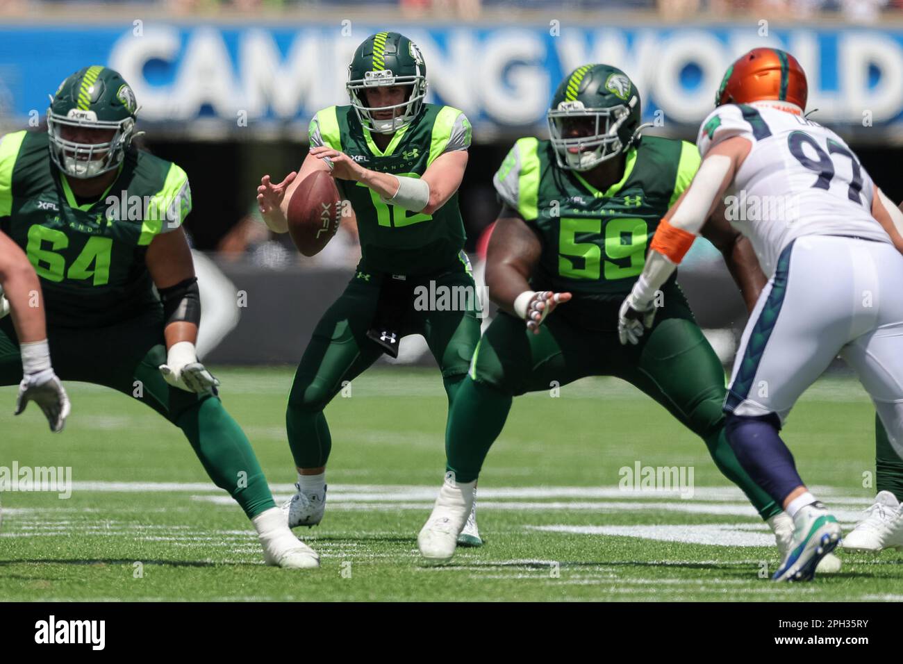 25 marzo 2023: QUINTEN DORMADY di Orlando Guardians QUINTEN (12) riceve uno scatto durante la partita di Orlando Guardians vs Seattle Sea Dragons XFL al Camping World Stadium di Orlando, Florida, il 25 marzo 2023. (Credit Image: © Cory Knowlton/ZUMA Press Wire) SOLO PER USO EDITORIALE! Non per USO commerciale! Foto Stock