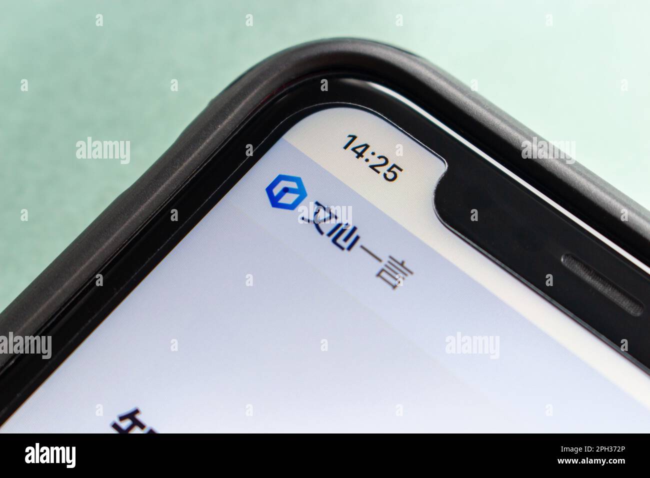 Sito web di ERNIE Bot visto in un iPhone. ERNIE Bot è un progetto di chatbot ai (progetto in stile ChatGPT) basato sulla tecnologia ERNIE Model di Baidu inc Foto Stock