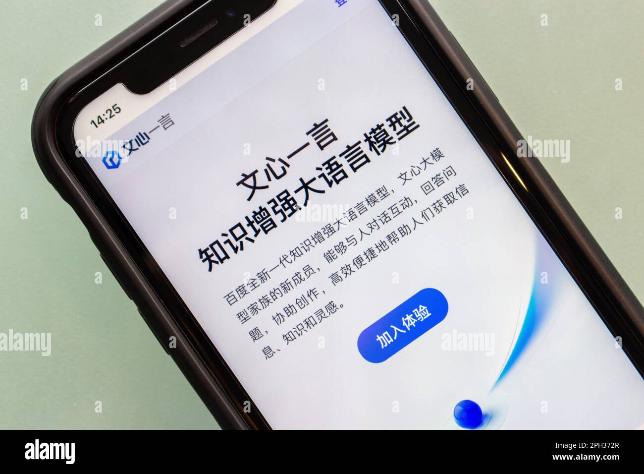 Sito web di ERNIE Bot visto in un iPhone. ERNIE Bot è un progetto di chatbot ai (progetto in stile ChatGPT) basato sulla tecnologia ERNIE Model di Baidu inc Foto Stock