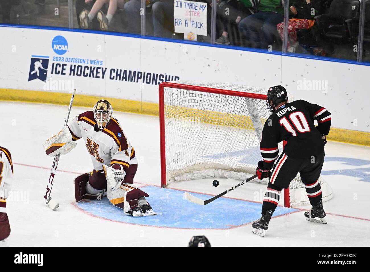 Minnesota Gophers goaltender Justen Close (1) e St. Cloud state Huskies avanti Kyler Kupka (10) guardare una St. Cloud state Huskies Forward Adam Ingram (34) ha girato il punteggio durante la partita di campionato del torneo di hockey su ghiaccio degli uomini della West Regional NCAA tra il St. Cloud state Huskies e la University of Minnesota Golden Gophers alla Scheels Arena di Fargo, ND, sabato 25 marzo 2023. Di Russell Hons/CSM Foto Stock