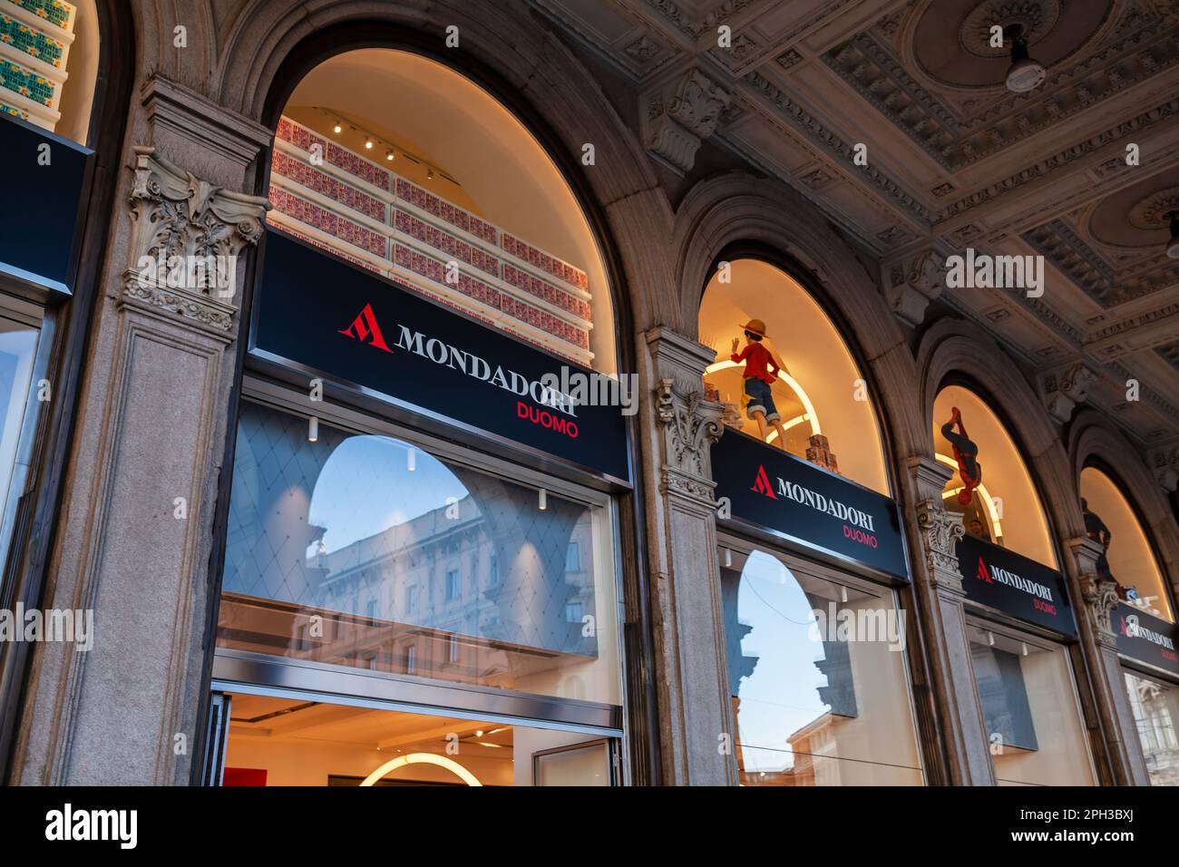 MILANO ITALIA - 25 APRILE 2023: Firma della nuova sede della libreria Mondadori Duomo situata in Piazza del Duomo. Famosa editoria italiana Foto Stock