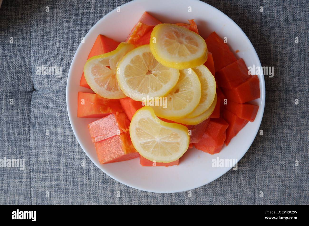 Un pasto sano; Papaya e frutta di limone Foto Stock