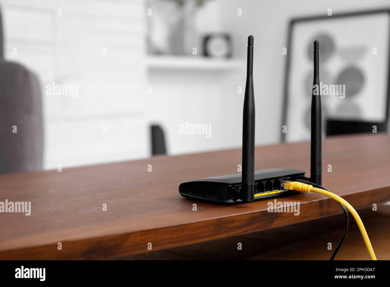 Moderno router Wi-Fi su tavolo in legno al coperto. Spazio per il testo Foto Stock