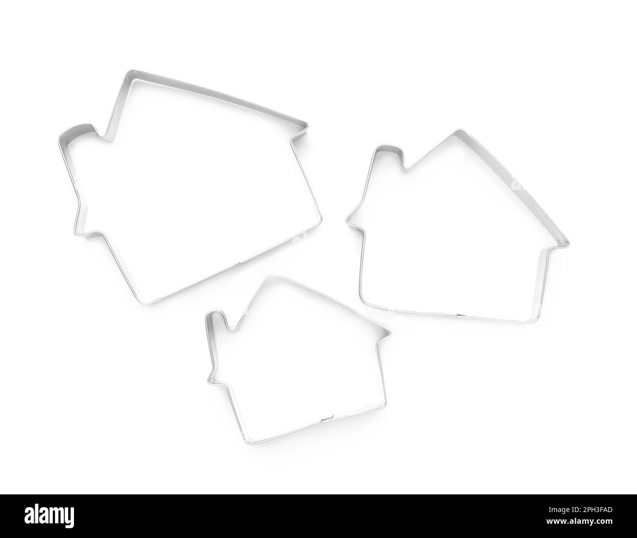 Taglierine per biscotti a forma di casa su sfondo bianco, vista dall'alto Foto Stock