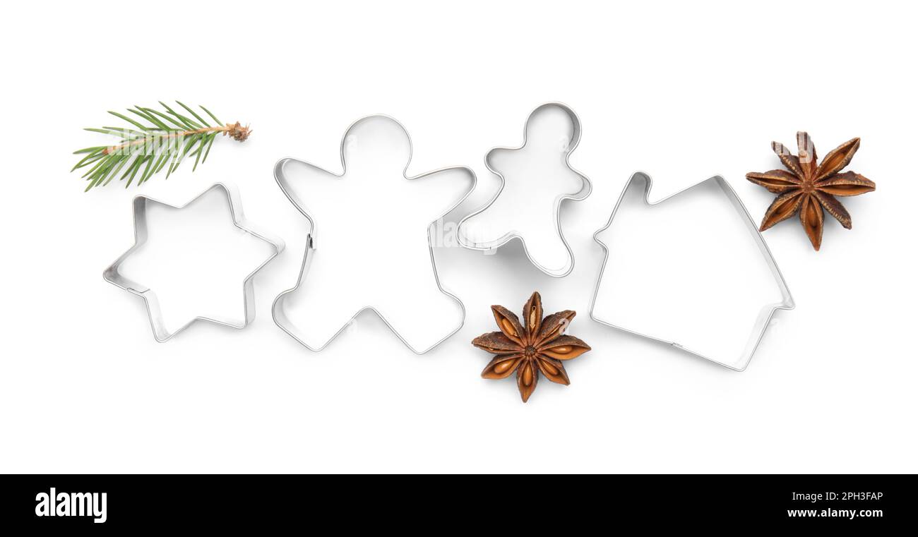 Diverse taglierine di biscotti, ramoscello di abete e stelle anice su sfondo bianco, vista dall'alto Foto Stock