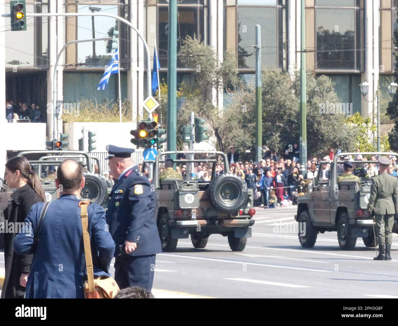 Atene, Grecia. 25th Mar, 2023. Piazza Syntagma, Tomba del Milite Ignoto e Cattedrale Metropolitana, Atene, 25 marzo 2023. Attingendo ad una lunga tradizione che risale all'inizio della Rivoluzione greca nel 1821 e alla sconfitta definitiva dei Turchi in un periodo di otto anni, la Nazione greca ha celebrato la sua Giornata dell'Indipendenza con il fasto e le circostanze, In qualità di primo ministro Kyriakos Mitsotakis, a capo di una delegazione del governo greco e della leadership militare, ha partecipato alla piattaforma di revisione per assistere alla parata militare annuale dell’Indipendenza della Grecia, quest’anno con la Heavy Armor dell’Esercito ellenico, 123 Foto Stock