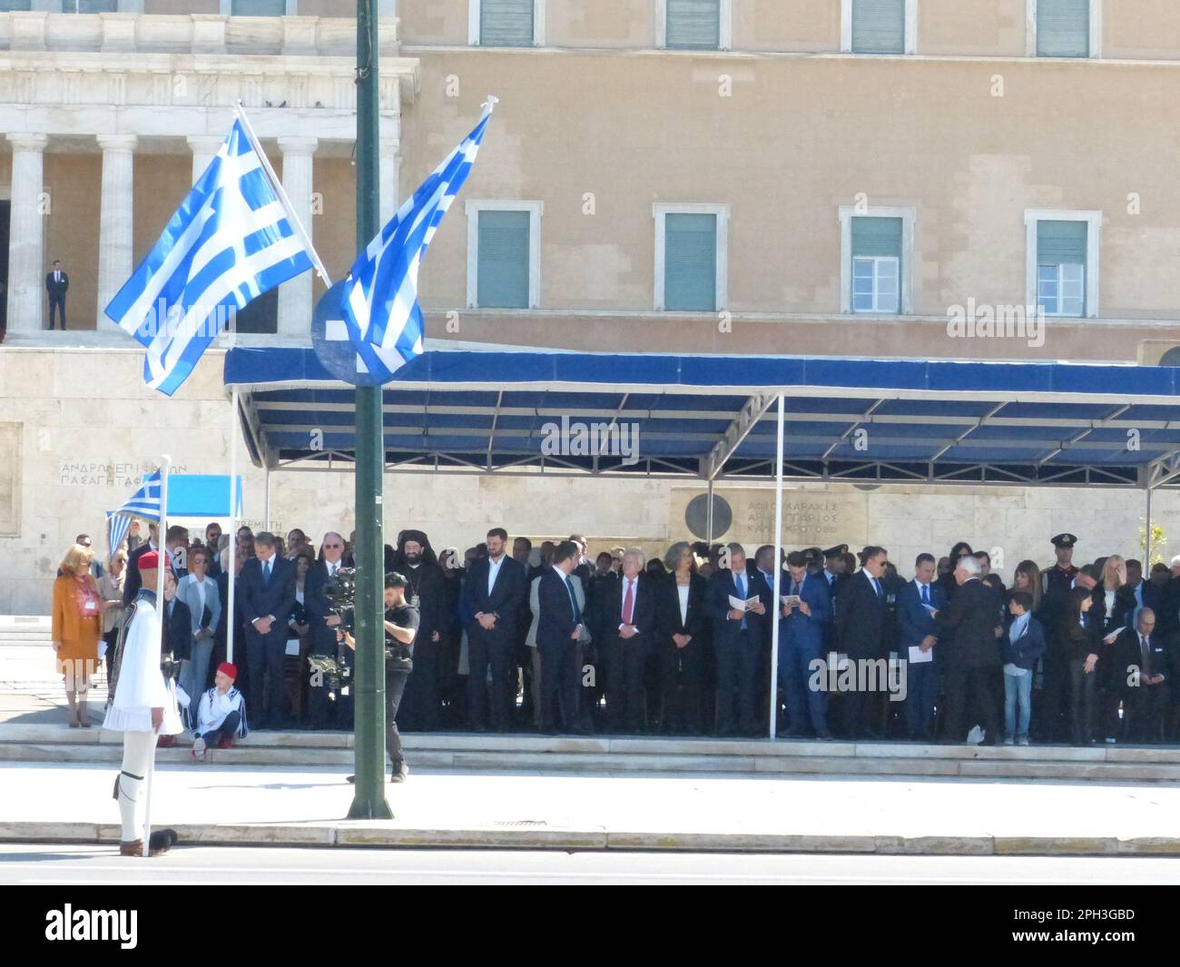 Atene, Grecia. 25th Mar, 2023. Piazza Syntagma, Tomba del Milite Ignoto e Cattedrale Metropolitana, Atene, 25 marzo 2023. Attingendo ad una lunga tradizione che risale all'inizio della Rivoluzione greca nel 1821 e alla sconfitta definitiva dei Turchi in un periodo di otto anni, la Nazione greca ha celebrato la sua Giornata dell'Indipendenza con il fasto e le circostanze, In qualità di primo ministro Kyriakos Mitsotakis, a capo di una delegazione del governo greco e della leadership militare, ha partecipato alla piattaforma di revisione per assistere alla parata militare annuale dell’Indipendenza della Grecia, quest’anno con la Heavy Armor dell’Esercito ellenico, 123 Foto Stock