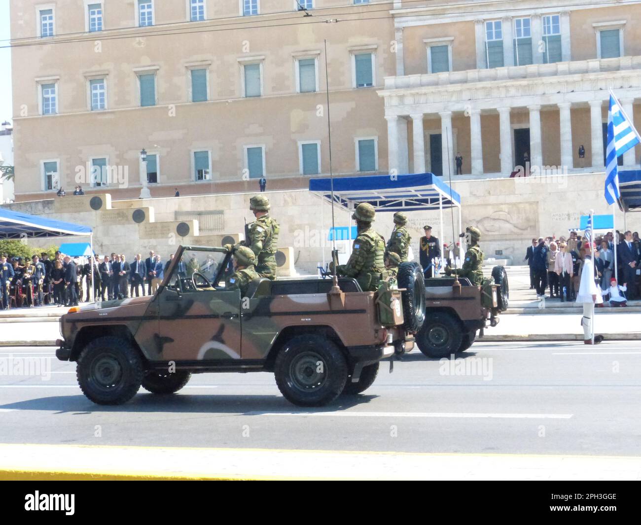 Atene, Grecia. 25th Mar, 2023. Piazza Syntagma, Tomba del Milite Ignoto e Cattedrale Metropolitana, Atene, 25 marzo 2023. Attingendo ad una lunga tradizione che risale all'inizio della Rivoluzione greca nel 1821 e alla sconfitta definitiva dei Turchi in un periodo di otto anni, la Nazione greca ha celebrato la sua Giornata dell'Indipendenza con il fasto e le circostanze, In qualità di primo ministro Kyriakos Mitsotakis, a capo di una delegazione del governo greco e della leadership militare, ha partecipato alla piattaforma di revisione per assistere alla parata militare annuale dell’Indipendenza della Grecia, quest’anno con la Heavy Armor dell’Esercito ellenico, 123 Foto Stock